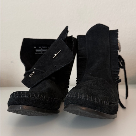 Minnetonka Black Suede Two Button Hardsole Fringe Bootie NWOB Size 9.5 - Picture 4 of 6